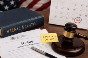 N-400 vatandaşlık başvurusu belgeleri ve takvim üzerinde USCIS karar gecikmesini temsil eden dosya düzeni